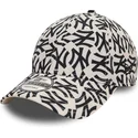 regulowana-czapka-z-zakrzywionym-daszkiem-bezowo-czarna-9forty-monogram-new-york-yankees-mlb-new-era