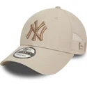 bezowa-czapka-trucker-z-bezowym-logo-9forty-home-field-new-york-yankees-mlb-od-new-era