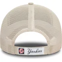 bezowa-czapka-trucker-z-bezowym-logo-9forty-home-field-new-york-yankees-mlb-od-new-era