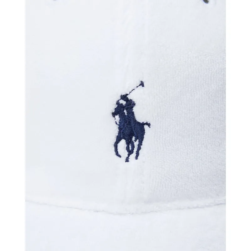 biala-regulowana-czapka-z-zakrzywionym-daszkiem-z-niebieskim-logo-cotton-terry-classic-sport-od-polo-ralph-lauren