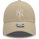 bezowa-czapka-z-zakrzywionym-daszkiem-regulowana-dla-kobiet-9forty-linen-new-york-yankees-mlb-od-new-era