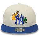 biala-i-niebieska-czapka-z-plaskim-daszkiem-snapback-9fifty-floral-new-york-yankees-mlb-od-new-era