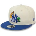 biala-i-niebieska-czapka-z-plaskim-daszkiem-snapback-9fifty-floral-new-york-yankees-mlb-od-new-era