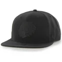 czarna-plaska-czapka-snapback-z-czarnym-logo-chicago-blackhawks-nhl-sure-shot-od-47-brand