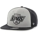 szara-i-czarna-czapka-z-daszkiem-typu-snapback-los-angeles-kings-nhl-sure-shot-marki-47-brand
