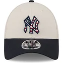 bezowo-granatowa-zakrzywiona-czapka-snapback-9forty-stretch-snap-4th-of-july-new-york-yankees-mlb-od-new-era