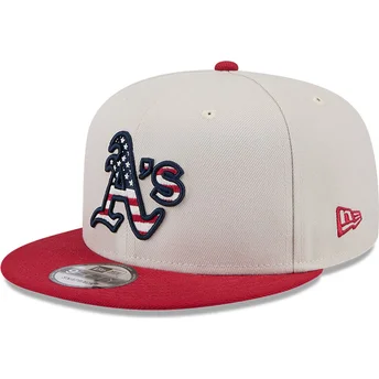 Czapka z płaskim daszkiem beżowo-czerwona snapback 9FIFTY 4th of July Oakland Athletics MLB New Era