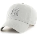 czapka-z-zakrzywionym-daszkiem-jasnoszara-z-szarym-logo-new-york-yankees-mlb-clean-up-od-47-brand