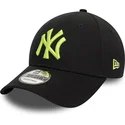 czarna-regulowana-czapka-z-zakrzywionym-daszkiem-z-zielonym-logo-9forty-league-essential-new-york-yankees-mlb-od-new-era
