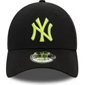 czarna-regulowana-czapka-z-zakrzywionym-daszkiem-z-zielonym-logo-9forty-league-essential-new-york-yankees-mlb-od-new-era