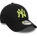 czarna-regulowana-czapka-z-zakrzywionym-daszkiem-z-zielonym-logo-9forty-league-essential-new-york-yankees-mlb-new-era