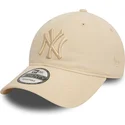 bezowa-czapka-z-zakrzywionym-daszkiem-regulowana-z-bezowym-logo-9twenty-league-essential-new-york-yankees-mlb-od-new-era