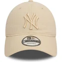 bezowa-czapka-z-zakrzywionym-daszkiem-regulowana-z-bezowym-logo-9twenty-league-essential-new-york-yankees-mlb-od-new-era