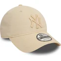 bezowa-czapka-z-zakrzywionym-daszkiem-regulowana-z-bezowym-logo-9twenty-league-essential-new-york-yankees-mlb-od-new-era