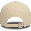 bezowa-czapka-z-zakrzywionym-daszkiem-regulowana-z-bezowym-logo-9twenty-league-essential-new-york-yankees-mlb-od-new-era