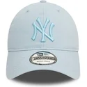 niebieska-jasna-czapka-z-daszkiem-regulowana-z-niebieskim-logo-9twenty-league-essential-new-york-yankees-mlb-new-era