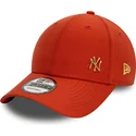 czerwona-regulowana-czapka-z-zakrzywionym-daszkiem-z-zlotym-logo-9forty-flawless-new-york-yankees-mlb-od-new-era