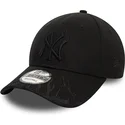 czarna-regulowana-czapka-z-zakrzywionym-daszkiem-z-czarnym-logo-9forty-flame-new-york-yankees-mlb-new-era