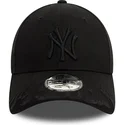 czarna-regulowana-czapka-z-zakrzywionym-daszkiem-z-czarnym-logo-9forty-flame-new-york-yankees-mlb-od-new-era