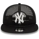 czarna-plaska-czapka-truckerka-9fifty-z-haftowana-siatka-new-york-yankees-mlb-od-new-era