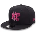 granatowa-czapka-z-daszkiem-snapback-z-rozowym-logo-9fifty-seasonal-flower-new-york-yankees-mlb-od-new-era