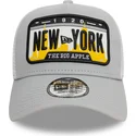 szara-czapka-truckerka-a-frame-license-plate-new-york-cities-and-beaches-od-new-era