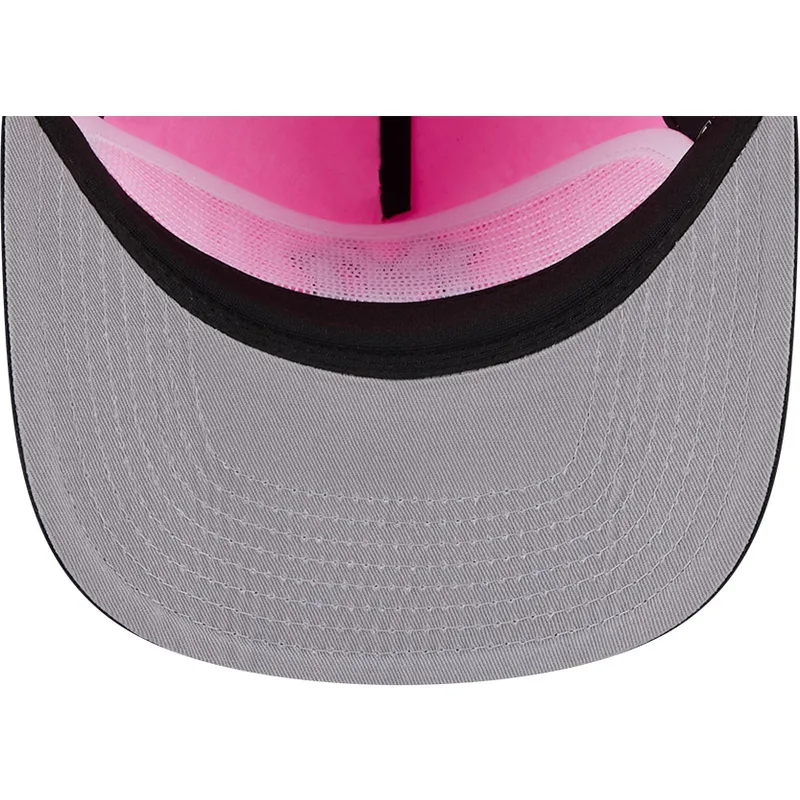 rozowa-i-czarna-zakrzywiona-czapka-snapback-golfer-chrome-logo-new-york-yankees-mlb-new-era