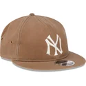 brazowa-regulowana-czapka-z-plaskim-daszkiem-9fifty-waxed-canvas-new-york-yankees-mlb-new-era