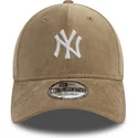 bezowa-czapka-z-zakrzywionym-daszkiem-regulowana-9forty-cord-new-york-yankees-mlb-od-new-era