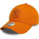 regulowana-pomaranczowa-czapka-z-zakrzywionym-daszkiem-dla-kobiet-z-pomaranczowym-logo-9forty-league-essential-new-york-yankees-