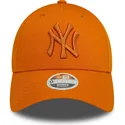 regulowana-pomaranczowa-czapka-z-zakrzywionym-daszkiem-dla-kobiet-z-pomaranczowym-logo-9forty-league-essential-new-york-yankees-