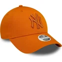 regulowana-pomaranczowa-czapka-z-zakrzywionym-daszkiem-dla-kobiet-z-pomaranczowym-logo-9forty-league-essential-new-york-yankees-