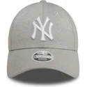 szara-regulowana-czapka-z-daszkiem-dla-kobiet-9forty-glitter-new-york-yankees-mlb-new-era
