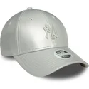 srebrna-regulowana-czapka-z-daszkiem-dla-kobiet-z-logo-new-york-yankees-mlb-9forty-midi-pu-od-new-era