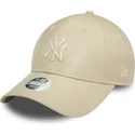 bezowa-regulowana-czapka-z-zakrzywionym-daszkiem-dla-kobiet-z-bezowym-logo-9forty-midi-pu-new-york-yankees-mlb-od-new-era