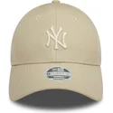 bezowa-regulowana-czapka-z-daszkiem-dla-kobiet-z-bezowym-logo-9forty-midi-pu-new-york-yankees-mlb-od-new-era