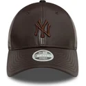 brazowa-zakrzywiona-czapka-regulowana-dla-kobiet-z-brazowym-logo-9forty-midi-pu-new-york-yankees-mlb-od-new-era