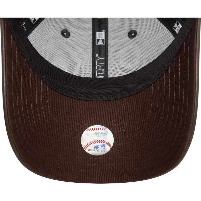 brazowa-zakrzywiona-czapka-regulowana-dla-kobiet-z-brazowym-logo-9forty-midi-pu-new-york-yankees-mlb-od-new-era