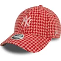 rozowa-regulowana-czapka-z-zakrzywionym-daszkiem-dla-kobiet-9forty-houndstooth-new-york-yankees-mlb-od-new-era