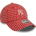 rozowa-regulowana-czapka-z-zakrzywionym-daszkiem-dla-kobiet-9forty-houndstooth-new-york-yankees-mlb-od-new-era
