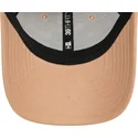 bezowa-czapka-z-zakrzywionym-daszkiem-dopasowana-z-czarnym-logo-39thirty-league-essential-new-york-yankees-mlb-od-new-era