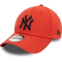 pomaranczowa-zakrzywiona-czapka-z-logo-new-york-yankees-mlb-w-kolorze-czarnym-39thirty-league-essential-od-new-era