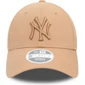 bezowa-czapka-z-zakrzywionym-daszkiem-regulowana-damska-z-bezowym-logo-9forty-league-essential-new-york-yankees-mlb-od-new-era