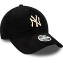 czarna-regulowana-czapka-z-daszkiem-dla-kobiet-z-bezowym-logo-9forty-cord-new-york-yankees-mlb-new-era
