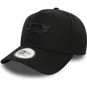 czarna-czapka-z-daszkiem-snapback-z-czarnym-logo-9forty-e-frame-monochrome-chicago-bulls-nba-od-new-era
