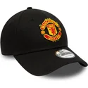 czarna-regulowana-czapka-z-zakrzywionym-daszkiem-9forty-essential-manchester-united-football-club-od-new-era