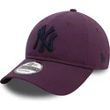 fioletowa-czapka-z-zakrzywionym-daszkiem-regulowana-z-granatowym-logo-9twenty-league-essential-new-york-yankees-mlb-od-new-era