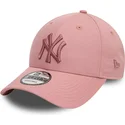 rozowa-regulowana-czapka-z-zakrzywionym-daszkiem-z-rozowym-logo-9forty-league-essential-new-york-yankees-mlb-od-new-era