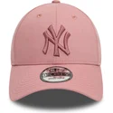 rozowa-regulowana-czapka-z-zakrzywionym-daszkiem-z-rozowym-logo-9forty-league-essential-new-york-yankees-mlb-new-era