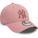 rozowa-regulowana-czapka-z-zakrzywionym-daszkiem-z-rozowym-logo-9forty-league-essential-new-york-yankees-mlb-od-new-era